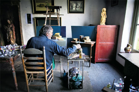 Henk Helmantel in zijn atelier