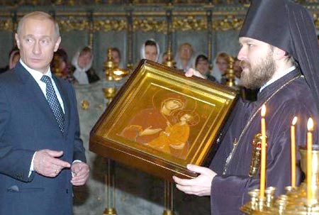 Bisschop Hilarion overhandigt Vladimir Poetin een icoon van de Moeder Gods in de Kathedraal van de Ontslaping van de Moeder Gods in Boedapest