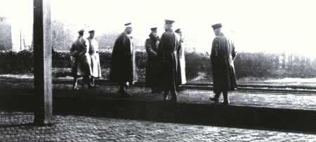 Keizer Wilhelm en zijn gevolg op perron van station Eijsden, 11 november 1918